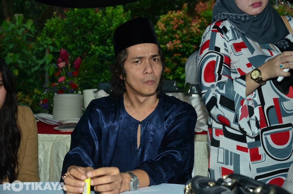 ROTIKAYA_188 Raja Azmi Selamat Bertunang, Pilih Tarikh 