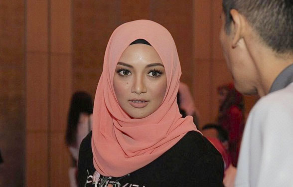 Peminat Prihatin Bila Neelofa Makan Siput Babi