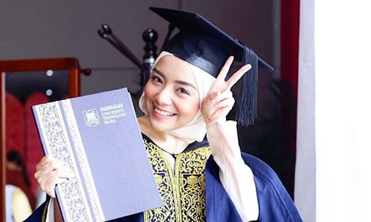 Mira Filzah Tamat Pengajian Hadiri Majlis Graduasi