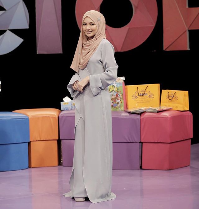 2 Neelofa  Sambut Raya Di Rumah  Baru ROTIKAYA