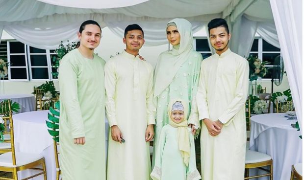 View Baju Raya Keluarga Che Ta Pics