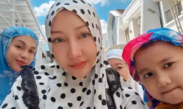 Netizen Berang Lucinta Luna Solat Aidiladha Di Saf Wanita