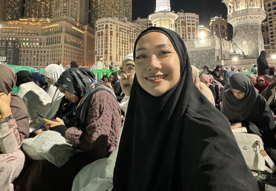 Pakai Eyelash Extension, Netizen Persoal Status Umrah BCL