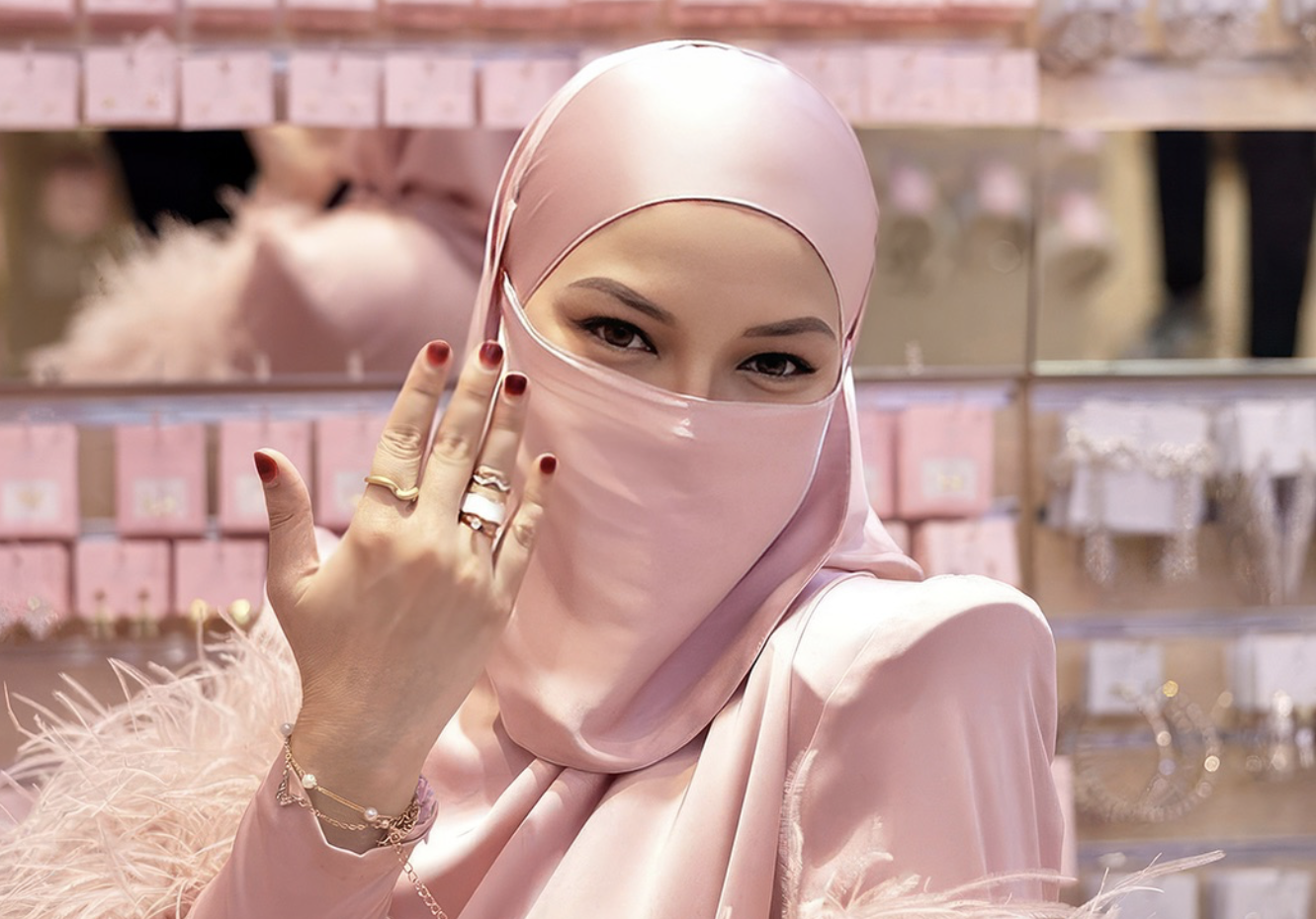 Selepas Dua Tahun, Neelofa Hentikan Pengeluaran Produk Inai NunHa Serta Merta