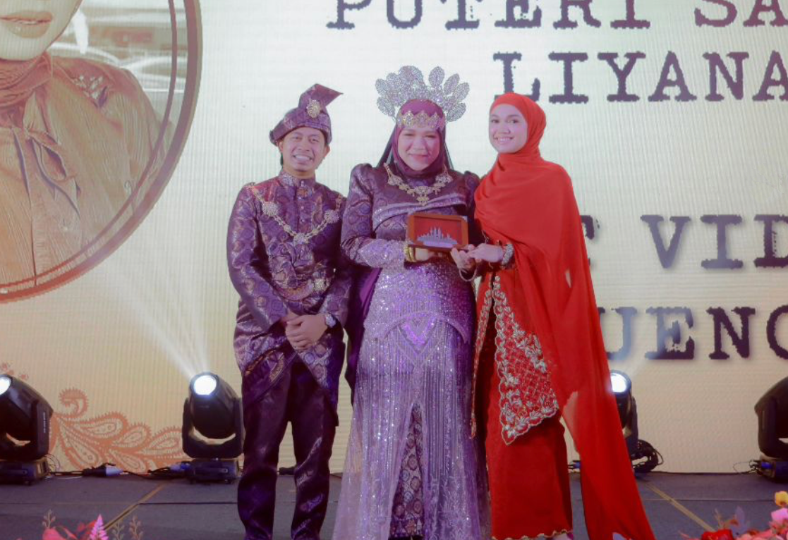 Puteri Sarah Dapat Anugerah Khas Ikon Ibu Tunggal