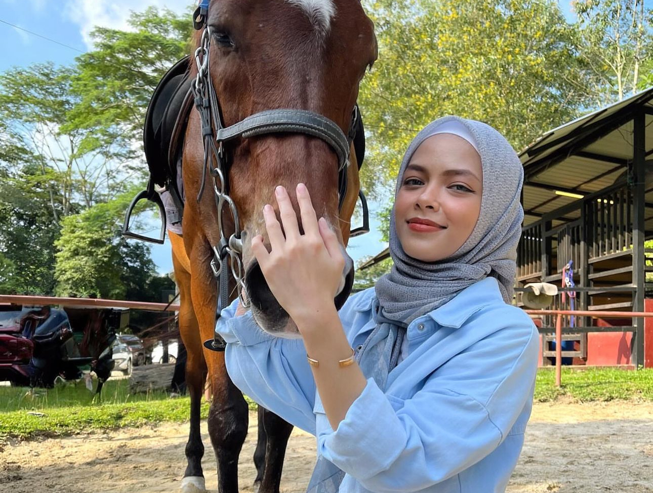 Kongsi Gambar Dengan Kuda, Ira Kazar Dipuji Makin Cantik