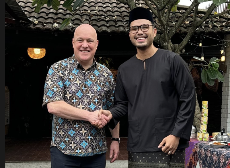 Lepas Jumpa PM New Zealand, Khairul Aming Terus Kejar Flight Bawa 100 Staf Bercuti