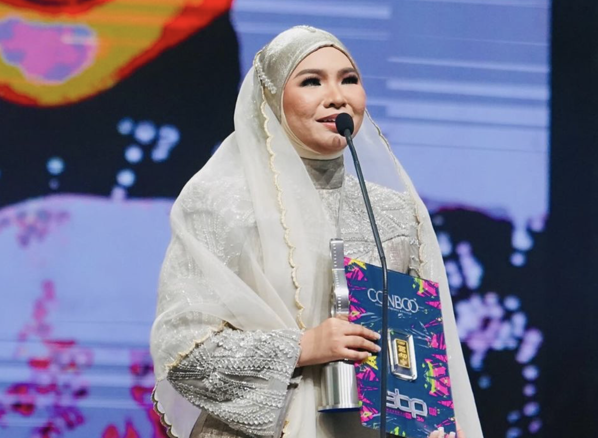 Aina Abdul Dinobat Bintang Paling Popular ABPBH 36