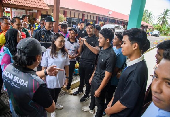 56 Keluarga PPS SK Sungai Kelamah Terima Sumbangan Banjir KBS 9