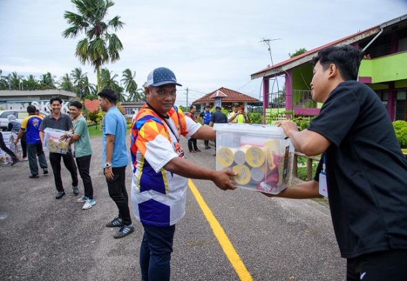 56 Keluarga PPS SK Sungai Kelamah Terima Sumbangan Banjir KBS 11