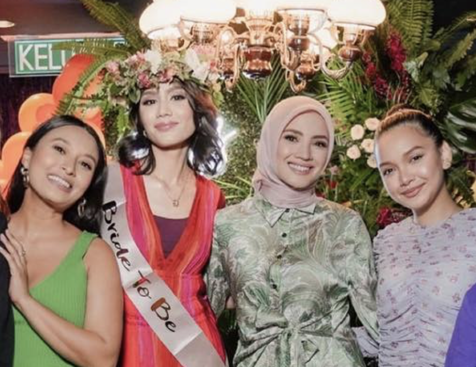 Netizen Perasan Fazura Tak Hadir Majlis Kahwin, Unfollow Mimi Lana Di IG?