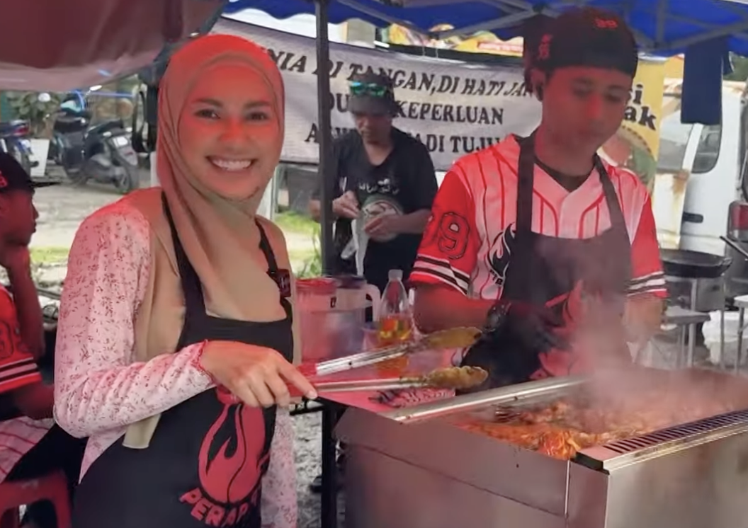 “Untuk Naikkan Semangat” – Zara Zya Seronok Niaga Kambing Perap Di Bazar Ramadan